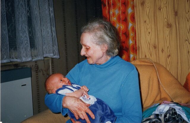 Hana Kosinová na jednom z mála dochovaných záběrů. Jedním z trvalých následků tragédie byly zdeformované prsty na rukou i na nohou. Zdroj: archiv Martiny Ptáčníkové